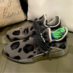 adidas NMD Hu Pharrell
Animal Print Ash Grey